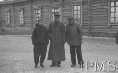 Listopad 1941, Kołtubanka, obł. Czkałowsk, ZSRR.
Obóz formującej się Armii Andersa, byli więźniowie łagrów z zarośniętymi, opuchniętymi twarzami, w łachmanach i strzępach butów. W tle budynek Dowództwa Garnizonu.
Fot. Czesław Zembal, Instytut Polski im. Gen. Sikorskiego w Londynie [album negatywowy A-I ROSJA] - płachta 3