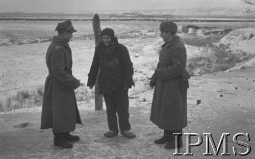 Listopad 1941, Kołtubanka, obł. Czkałowsk, ZSRR.
Obóz formującej się Armii Andersa, spotkanie byłego łagiernika z kolegami, którzy już są w Armii Polskiej.
Fot. Czesław Zembal, Instytut Polski im. Gen. Sikorskiego w Londynie [album negatywowy A-I ROSJA] - płachta 3