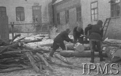 Listopad 1941, Kołtubanka, obł. Czkałowsk, ZSRR.
Obóz formującej się Armii Andersa, czterej żołnierze tną drewno na opał.
Fot. Czesław Zembal, Instytut Polski im. Gen. Sikorskiego w Londynie [album negatywowy A-I ROSJA] - płachta 3