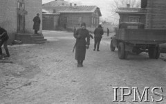 Listopad 1941, Kołtubanka, obł. Czkałowsk, ZSRR.
Obóz formującej się Armii Andersa, wartownik z karabinem na podwórku przed Dowództwem Garnizonu.
Fot. Czesław Zembal, Instytut Polski im. Gen. Sikorskiego w Londynie [album negatywowy A-I ROSJA] - płachta 3