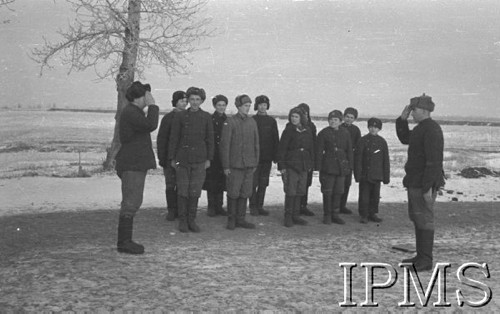 Listopad 1941, Kołtubanka, obł. Czkałowsk, ZSRR.
Obóz formującej się Armii Andersa, żołnierze podczas ćwiczeń.
Fot. Czesław Zembal, Instytut Polski im. Gen. Sikorskiego w Londynie [album negatywowy A-I ROSJA] - płachta 3