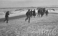 Listopad 1941, Kołtubanka, obł. Czkałowsk, ZSRR.
Obóz formującej się Armii Andersa, grupa biegnących żołnierzy.
Fot. Czesław Zembal, Instytut Polski im. Gen. Sikorskiego w Londynie [album negatywowy A-I ROSJA] - płachta 3