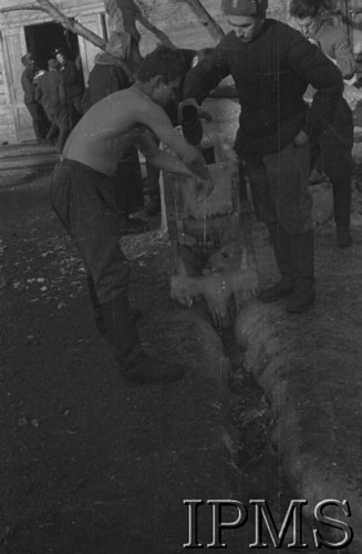 Listopad 1941, Kołtubanka, obł. Czkałowsk, ZSRR.
Obóz formującej się Armii Andersa, żołnierz myjący się przy studni na kilkudziesięciostopniowym mrozie.
Fot. Czesław Zembal, Instytut Polski im. Gen. Sikorskiego w Londynie [album negatywowy A-I ROSJA] - płachta 4