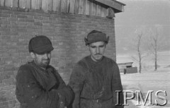 Listopad 1941, Kołtubanka, obł. Czkałowsk, ZSRR.
Obóz formującej się Armii Andersa, dwaj ochotnicy - byli więźniowie łagru.
Fot. Czesław Zembal, Instytut Polski im. Gen. Sikorskiego w Londynie [album negatywowy A-I ROSJA] - płachta 4