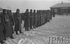 Grudzień 1941, Buzułuk, obł. Czkałowsk, ZSRR.
Szwadron Przyboczny (12 Pułk Ułanów) Dowództwa Armii Polskiej na Wschodzie na ćwiczeniach. Musztra piesza. Żołnierze mają na pasach ładownice na naboje.
Fot. Czesław Zembal, Instytut Polski im. Gen. Sikorskiego w Londynie [album negatywowy A-I ROSJA] - płachta 4