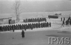 Grudzień 1941, Buzułuk, obł. Czkałowsk, ZSRR.
Szwadron Przyboczny (12 Pułk Ułanów) Dowództwa Armii Polskiej na Wschodzie na ćwiczeniach. Musztra piesza, z prawej stoją karabiny ustawione w kozły.
Fot. Czesław Zembal, Instytut Polski im. Gen. Sikorskiego w Londynie [album negatywowy A-I ROSJA] - płachta 4