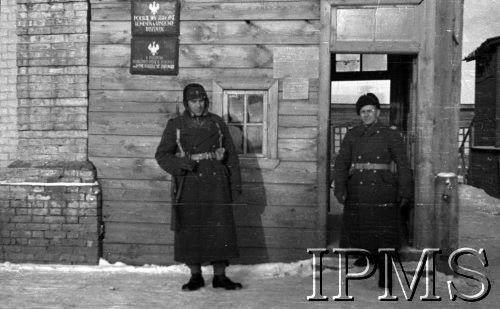 Listopad 1941, Buzułuk, obł. Czkałowsk, ZSRR.
Wejście do Komendy Garnizonu, obok na lewo wartownik - nad nim tabliczka z Orłem Białym i napis w języku polskim i rosyjskim oznajmujący, że w tym budynku mieści się Komenda Garnizonu. Wartownik z k.b. i obok kapr. H. Sinicki - obaj ze Szwadronu Przybocznego (12 Pułk Ułanów).
Fot. Czesław Zembal, Instytut Polski im. Gen. Sikorskiego w Londynie  - płachta 4