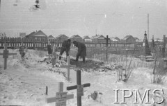 Grudzień 1941, Buzułuk, obł. Czkałowsk, ZSRR.
Dwaj żołnierze kopią grób na cmentarzu.
Fot. Czesław Zembal, Instytut Polski im. Gen. Sikorskiego w Londynie [album negatywowy A-I ROSJA] - płachta 5