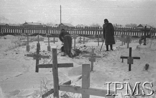 Grudzień 1941, Buzułuk, obł. Czkałowsk, ZSRR.
Dwaj żołnierze kopią grób na cmentarzu.
Fot. Czesław Zembal, Instytut Polski im. Gen. Sikorskiego w Londynie [album negatywowy A-I ROSJA] - płachta 5