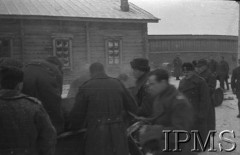 Grudzień 1941, Buzułuk, obł. Czkałowsk, ZSRR.
Szwadron Przyboczny (12 Pułk Ułanów) Dowództwa Armii Polskiej na Wschodzie, pogrzeb jednego z kolegów - oficera Tytusa. Koledzy wkładają trumnę na wóz.
Fot. Czesław Zembal, Instytut Polski im. Gen. Sikorskiego w Londynie [album negatywowy A-I ROSJA] - płachta 5