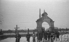 Grudzień 1941, Buzułuk, obł. Czkałowsk, ZSRR.
Szwadron Przyboczny (12 Pułk Ułanów) Dowództwa Armii Polskiej na Wschodzie, pogrzeb jednego z kolegów - oficera Tytusa. Kondukt pogrzebowy wchodzi na cmentarz. 
Fot. Czesław Zembal, Instytut Polski im. Gen. Sikorskiego w Londynie [album negatywowy A-I ROSJA] - płachta 5