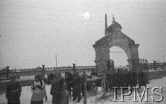 Grudzień 1941, Buzułuk, obł. Czkałowsk, ZSRR.
Szwadron Przyboczny (12 Pułk Ułanów) Dowództwa Armii Polskiej na Wschodzie, pogrzeb jednego z kolegów - oficera Tytusa. Kondukt pogrzebowy wchodzi na cmentarz. 
Fot. Czesław Zembal, Instytut Polski im. Gen. Sikorskiego w Londynie [album negatywowy A-I ROSJA] - płachta 5