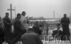 Grudzień 1941, Buzułuk, obł. Czkałowsk, ZSRR.
Kapłan i grupa kolegów oraz żołnierz z krzyżem nad otwartą mogiłą - Szwadron Przyboczny (12 Pułk Ułanów) Dowództwa Armii na Wschodzie, pogrzeb jednego z kolegów oficera Tytusa.
Fot. Czesław Zembal, Instytut Polski im. Gen. Sikorskiego w Londynie  - płachta 5