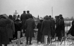 Grudzień 1941, Buzułuk, obł. Czkałowsk, ZSRR.
Uczestnicy pogrzebu między mogiłami - Szwadron Przyboczny (12 Pułk Ułanów) Dowództwa Armii na Wschodzie, pogrzeb jednego z kolegów oficera Tytusa.
Fot. Czesław Zembal, Instytut Polski im. Gen. Sikorskiego w Londynie  - płachta 5