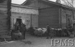 Grudzień 1941, Buzułuk, obł. Czkałowsk, ZSRR.
Na dziedzińcu w koszarach - wietrzenie pościeli porozkładanej na krzesłach.
Fot. Czesław Zembal, Instytut Polski im. Gen. Sikorskiego w Londynie [album negatywowy A-I ROSJA] - płachta 5