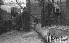 Grudzień 1941, Buzułuk, obł. Czkałowsk, ZSRR.
Na dziedzińcu w koszarach - wietrzenie pościeli i kocy.
Fot. Czesław Zembal, Instytut Polski im. Gen. Sikorskiego w Londynie [album negatywowy A-I ROSJA] - płachta 5