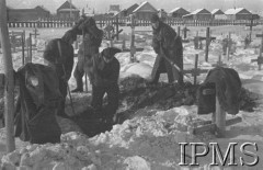 Grudzień 1941, Buzułuk, obł. Czkałowsk, ZSRR.
Żołnierze kopią grób w zmarzniętej ziemi.
Fot. Czesław Zembal, Instytut Polski im. Gen. Sikorskiego w Londynie [album negatywowy A-I ROSJA] - płachta 5