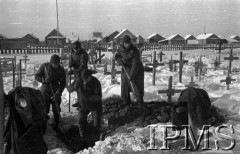 Grudzień, 1941, Buzułuk, obł. Czkałowsk, ZSRR.
Żołnierze kopią grób w zmarzniętej ziemi.
Fot. Czesław Zembal, Instytut Polski im. Gen. Sikorskiego w Londynie  - płachta 6