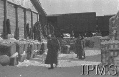 Grudzień 1941, Buzułuk, obł. Czkałowsk, ZSRR.
Paki z mundurami przysypane śniegiem na dworcu kolejowym. Na prawo paki z żywnością - żołnierze ze Szwadronu Przybocznego wyładowują je z wagonów. 
Fot. Czesław Zembal, Instytut Polski im. Gen. Sikorskiego w Londynie [album negatywowy A-I ROSJA] - płachta 6