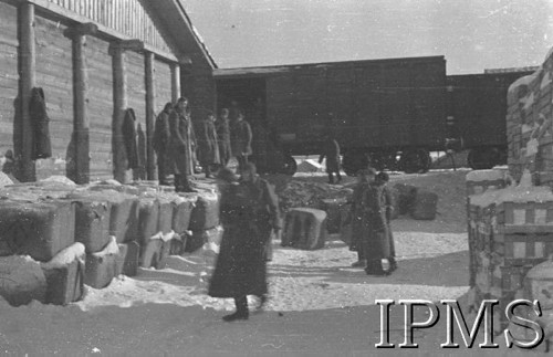 Grudzień 1941, Buzułuk, obł. Czkałowsk, ZSRR.
Paki z mundurami przysypane śniegiem na dworcu kolejowym. Na prawo paki z żywnością - żołnierze ze Szwadronu Przybocznego wyładowują je z wagonów. 
Fot. Czesław Zembal, Instytut Polski im. Gen. Sikorskiego w Londynie [album negatywowy A-I ROSJA] - płachta 6