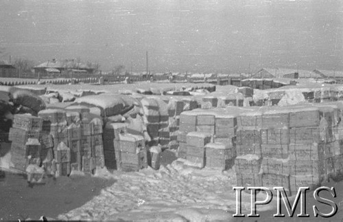 Grudzień 1941, Buzułuk, obł. Czkałowsk, ZSRR.
Paki z mundurami przysypane śniegiem na dworcu kolejowym. Na warcie żołnierze ze Szwadrownu Przybocznego (12 Pułk Ułanów) Dowództwa Armii Polskiej na Wschodzie.
Fot. Czesław Zembal, Instytut Polski im. Gen. Sikorskiego w Londynie [album negatywowy A-I ROSJA] - płachta 6