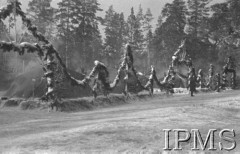 Grudzień 1941, Buzułuk, obł. Czkałowsk, ZSRR.
Obóz żołnierzy formującej się Armii Andersa. Brama ozdobiona świerkowymi gałęziami.
Fot. Czesław Zembal, Instytut Polski im. Gen. Sikorskiego w Londynie [album negatywowy A-I ROSJA] - płachta 7