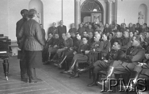 11.11.1941, Buzułuk, obł. Czkałowsk, ZSRR.
Sala w gmachu Sztabu Armii Polskiej - akademia w rocznicę Niepodległości Polski. Para artystów amatorów (ochotniczka i żołnierz) śpiewa duet - na prawo sztab oficerski z gen. Władysławem Andersem, z prawej siedzi gen. Zygmunt Szyszko-Bohusz.
Fot. Czesław Zembal, Instytut Polski im. Gen. Sikorskiego w Londynie [album negatywowy A-I ROSJA] - płachta 8