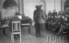 11.11.1941, Buzułuk, obł. Czkałowsk, ZSRR.
Sala w gmachu Sztabu Armii Polskiej - akademia w rocznicę Niepodległości Polski. Para artystów amatorów (ochotniczka i żołnierz) śpiewa duet, z lewej przy fortepianie siedzi akompaniator.
Fot. Czesław Zembal, Instytut Polski im. Gen. Sikorskiego w Londynie [album negatywowy A-I ROSJA] - płachta 8