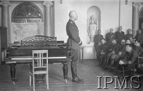 11.11.1941, Buzułuk, obł. Czkałowsk, ZSRR.
Sala w gmachu Sztabu Armii Polskiej - akademia w rocznicę Niepodległości Polski. Do zebranych przemawia gen. Władysław Anders.
Fot. Czesław Zembal, Instytut Polski im. Gen. Sikorskiego w Londynie [album negatywowy A-I ROSJA] - płachta 8