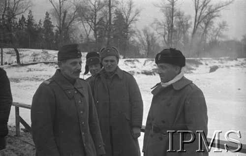 Grudzień 1941, Kołtubanka, obł. Czkałowsk, ZSRR.
Obóz formującej się Armii Andersa, grupa oficerów i żołnierzy, z lewej stoi generał brygady.
Fot. Czesław Zembal, Instytut Polski im. Gen. Sikorskiego w Londynie [album negatywowy A-I ROSJA] - płachta 8