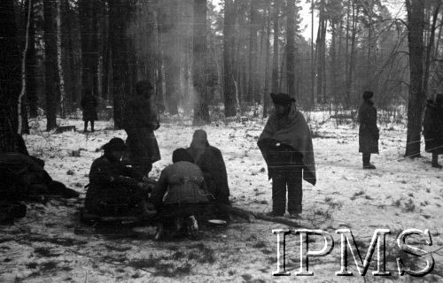 Grudzień 1941, Kołtubanka, obł. Czkałowsk, ZSRR.
Kilku żołnierzy obok ogniska.
Fot. Czesław Zembal, Instytut Polski im. Gen. Sikorskiego w Londynie  - płachta 8