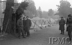 Grudzień 1941, Kołtubanka, obł. Czkałowsk, ZSRR.
Obóz formującej się Armii Andersa, żołnierze przed namiotami, na drzewie tabliczka z napisem: 