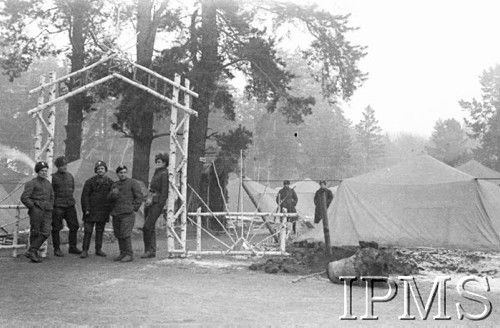 Grudzień 1941, Kołtubanka, obł. Czkałowsk, ZSRR.
Żołnierze w bramie obozu 2 Eskadry Lotniczej.
Fot. Czesław Zembal, Instytut Polski im. Gen. Sikorskiego w Londynie [album negatywowy A-I ROSJA] - płachta 8