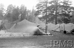 Grudzień 1941, Kołtubanka, obł. Czkałowsk, ZSRR.
Obóz formującej się Armii Andersa, namioty w śniegu.
Fot. Czesław Zembal, Instytut Polski im. Gen. Sikorskiego w Londynie [album negatywowy A-I ROSJA] - płachta 8