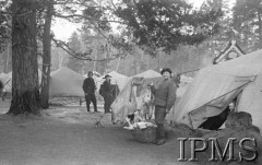 Grudzień 1941, Kołtubanka, obł. Czkałowsk, ZSRR.
Obóz formującej się Armii Andersa, żołnierz z mięsem w koszu obok namiotu.
Fot. Czesław Zembal, Instytut Polski im. Gen. Sikorskiego w Londynie [album negatywowy A-I ROSJA] - płachta 8