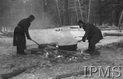 Grudzień 1941, Kołtubanka, obł. Czkałowsk, ZSRR.
Obóz formującej się Armii Andersa, kucharze przy kotłach.
Fot. Czesław Zembal, Instytut Polski im. Gen. Sikorskiego w Londynie [album negatywowy A-I ROSJA] - płachta 9