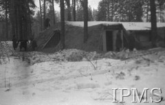 Grudzień 1941, Kołtubanka, obł. Czkałowsk, ZSRR.
Obóz formującej się Armii Andersa, ziemianka w lesie.
Fot. Czesław Zembal, Instytut Polski im. Gen. Sikorskiego w Londynie [album negatywowy A-I ROSJA] - płachta 9