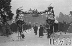 Grudzień 1941, Kołtubanka, obł. Czkałowsk, ZSRR.
Obóz formującej się Armii Andersa, brama do obozu 7 Dywizjonu Kawalerii.
Fot. Czesław Zembal, Instytut Polski im. Gen. Sikorskiego w Londynie [album negatywowy A-I ROSJA] - płachta 9