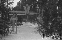 Grudzień 1941, Kołtubanka, obł. Czkałowsk, ZSRR.
Obóz formującej się Armii Andersa, orzeł nad bramą.
Fot. Czesław Zembal, Instytut Polski im. Gen. Sikorskiego w Londynie [album negatywowy A-I ROSJA] - płachta 9