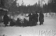 Grudzień 1941, Kołtubanka, obł. Czkałowsk, ZSRR.
Obóz formującej się Armii Andersa, żołnierze przy ognisku.
Fot. Czesław Zembal, Instytut Polski im. Gen. Sikorskiego w Londynie [album negatywowy A-I ROSJA] - płachta 9