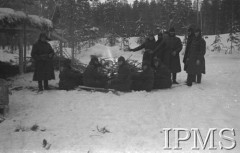 Grudzień 1941, Kołtubanka, obł. Czkałowsk, ZSRR.
Obóz formującej się Armii Andersa, żołnierze przy ognisku.
Fot. Czesław Zembal, Instytut Polski im. Gen. Sikorskiego w Londynie [album negatywowy A-I ROSJA] - płachta 9