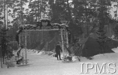 Grudzień 1941, Kołtubanka, obł. Czkałowsk, ZSRR.
Obóz formującej się Armii Andersa, brama ozdobiona girlandami, nad bramą Orzeł Biały.
Fot. Czesław Zembal, Instytut Polski im. Gen. Sikorskiego w Londynie [album negatywowy A-I ROSJA] - płachta 9