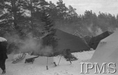 Grudzień 1941, Kołtubanka, obł. Czkałowsk, ZSRR.
Obóz formującej się Armii Andersa, namioty w śniegu podczas wichury.
Fot. Czesław Zembal, Instytut Polski im. Gen. Sikorskiego w Londynie [album negatywowy A-I ROSJA] - płachta 9