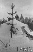 Grudzień 1941, Kołtubanka, obł. Czkałowsk, ZSRR.
Obóz formującej się Armii Andersa, kaplica w namiocie zasypanym śniegiem.
Fot. Czesław Zembal, Instytut Polski im. Gen. Sikorskiego w Londynie [album negatywowy A-I ROSJA] - płachta 9