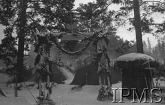 Grudzień 1941, Kołtubanka, obł. Czkałowsk, ZSRR.
Obóz formującej się Armii Andersa, brama do obozu 7 Dywizjonu Kawalerii.
Fot. Czesław Zembal, Instytut Polski im. Gen. Sikorskiego w Londynie [album negatywowy A-I ROSJA] - płachta 9