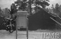 Grudzień 1941, Kołtubanka, obł. Czkałowsk, ZSRR.
Obóz formującej się Armii Andersa, tablica na komunikaty 7 Batalionu Saperów.
Fot. Czesław Zembal, Instytut Polski im. Gen. Sikorskiego w Londynie [album negatywowy A-I ROSJA] - płachta 9