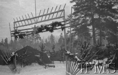 Grudzień 1941, Kołtubanka, obł. Czkałowsk, ZSRR.
Brama do obozu formującej się Armii Andersa.
Fot. Czesław Zembal, Instytut Polski im. Gen. Sikorskiego w Londynie [album negatywowy A-I ROSJA] - płachta 9