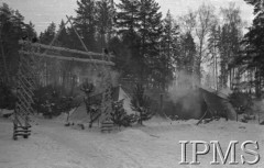 Grudzień 1941, Kołtubanka, obł. Czkałowsk, ZSRR.
Brama do obozu formującej się Armii Andersa.
Fot. Czesław Zembal, Instytut Polski im. Gen. Sikorskiego w Londynie [album negatywowy A-I ROSJA] - płachta 9