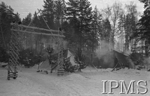Grudzień 1941, Kołtubanka, obł. Czkałowsk, ZSRR.
Brama do obozu formującej się Armii Andersa.
Fot. Czesław Zembal, Instytut Polski im. Gen. Sikorskiego w Londynie [album negatywowy A-I ROSJA] - płachta 9