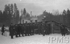 Grudzień 1941, Kołtubanka, obł. Czkałowsk, ZSRR.
Obóz formującej się Armii Andersa, żołnierze w kolejce przed kuchnią.
Fot. Czesław Zembal, Instytut Polski im. Gen. Sikorskiego w Londynie [album negatywowy A-I ROSJA] - płachta 9